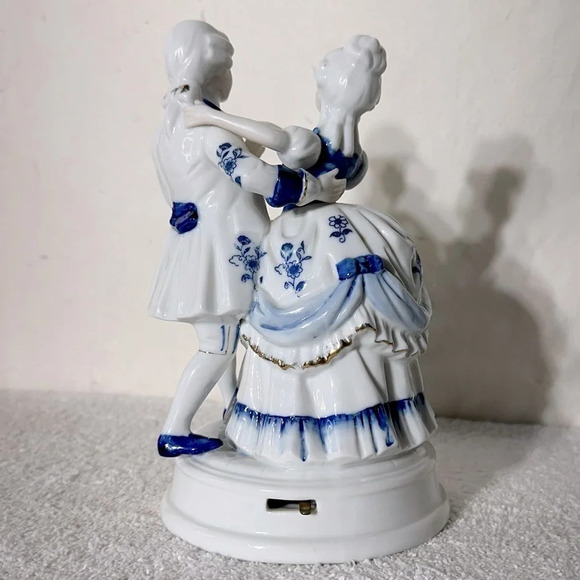 Vintage Porcelain French Colonial Couple Dancing Music Box - Picture 4 of 13